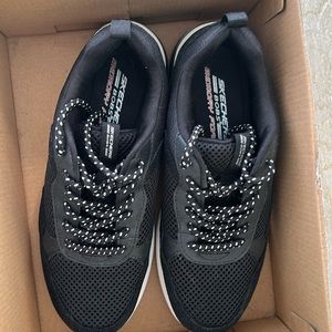 Skechers sneakers size 7. Worn one. In pretty good condition.